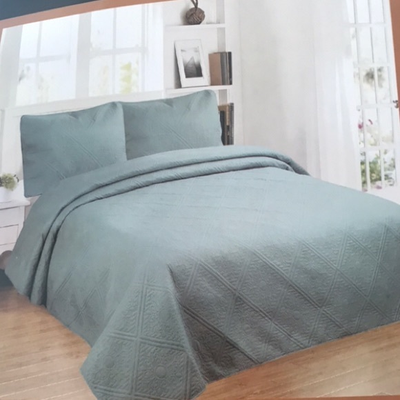 New Queen Bedspread - Picture 1 of 7